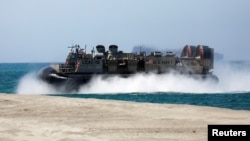 រូបឯកសារ៖ នាវាចម្បាំង​មួយ​គ្រឿង​កំពុង​ចូលរួម​ធ្វើ​សមយុទ្ធយោធា​រវាង​សហរដ្ឋអាមេរិក​និង​ហ្វីលីពីន នៅ​ខេត្ត Zambales ប្រទេស​ហ្វីលីពីន ថ្ងៃទី១១ ខែមេសា ឆ្នាំ២០១៩។ 