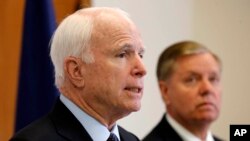 Senatorlar Jon Makkeyn va Lindsi Grem - ikki respublikachi shu mavzuda kecha, yakshanba kuni AQSh matbuotiga intervyu bergan. Senat Qurolli kuchlar qo'mitasi raisi Makkeyn nazarida Amerika regiondagi xalqaro qo'shinga kirishi kerak. 