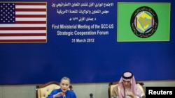 Menlu AS, Hillary Clinton (kiri) bersama Menlu Arab Saudi Saud al-Faisal menggelar jumpa pers seusai pertemuan dengan Dewan Kerjasama Teluk (GCC) di Riyadh (31/3).