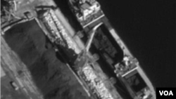 지난해 9월 북한 선박 '을지봉' 호가 러시아 홀름스크 항에 북한산 석탄을 하역하는 장면. 석탄은 다시 ‘리치 글로리’ 호와 ‘스카이 엔젤’ 호에 실려 한국 인천과 포항으로 운송됐다. 유엔 안보리 대북제재위원회 산하 전문가패널이 올 3월 공개한 연례보고서에 실린 사진이다.