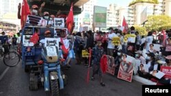 ក្រុម​បាតុករ​មីយ៉ាន់ម៉ា​នាំ​គ្នា​លើក​ម្រាម​ដៃ​បី​ឡើង​ ក្នុង​ពេល​តវ៉ា​ប្រឆាំង​នឹង​រដ្ឋប្រហារ​យោធា​ក្នុង​ទីក្រុង​រ៉ង់ហ្គូន ប្រទេស​មីយ៉ាន់ម៉ា ថ្ងៃទី១៣ ខែកុម្ភៈ ឆ្នាំ២០២១។ 