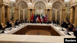 Wakil Sekretaris Jenderal European External Action Service (EEAS) Enrique Mora dan kepala perunding nuklir Iran Ali Bagheri Kani dengan delegasi menunggu dimulainya pertemuan Komisi Gabungan JCPOA di Wina, Austria, 9 Desember 2021. (Foto: Reuters)