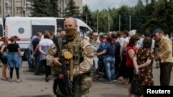 Gradjani čekaju humanitarnu pomoć u blizini Slavjanska