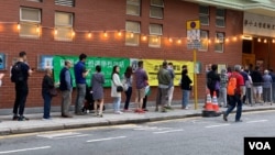 香港市民在湾仔区的轩尼诗道官立小学的投票站内排队投票选举该区议会的区议员。