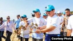 Direktur Pelaksana IMF Christine Lagarde dan Menko Kemaritiman Luhut Binsar Panjaitan ikut menanam kembali terumbu karang di proyek percontohan di Nusa Dua, Bali, Minggu (7/10).