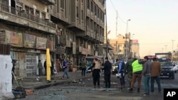Pasukan keamanan Irak berkumpul di lokasi pemboman bunuh diri ganda di Baghdad, Irak, Senin 15 Januari 2018. 