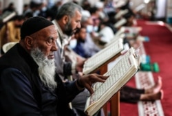 Mzee wa Kipalestina akisoma Quran katika msikiti wa Nuseirat ulioko katika kambi ya wakimbizi, katikati ya Ukingo wa Gaza, wakati wa mfungo wa mwezi mtukufu wa Ramadhan, Aprili 18, 2021. (Photo by MAHMUD HAMS / AFP)