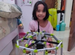 Bella (8) di Jakarta Barat, berkreasi dengan mainan lego. (Foto: PHI via Ellen)