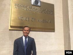 លោក​បណ្ឌិត ទន់ សុវណ្ណ ប្រធាន​ពុទ្ធិក​សមាគម​ខ្មែរ វត្ត​ពុទ្ធិការាម រដ្ឋ​ម៉ារីឡែនដ៍ ស.រ.អា ឈរ​នៅ​ខាង​មុខ​អគារ VOA នៅ​ដែល​ពេល​លោក​ផ្តល់​បទសម្ភាសន៍ នៅ ថ្ងៃទីពុធ ទី១៦ ខែកញ្ញា ឆ្នាំ២០១៥។ (សុខ ខេមរា/ VOA)