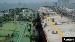 Sebuah kapal tanker minyak untuk mereproduksi BBM rendah sulfur dengan produk setengah jadi dari SK Trading International terlihat di laut lepas Singapura, 20 September 2018. Foto dalam ilustrasi. (Foto: SK Trading via Reuters)