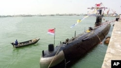 在中国青岛军港停泊的中国海军潜水艇 （资料照片）