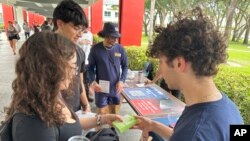 Studenti na Floridi organizovali su se da mlade glasače informišu o rekreacionoj marihuani i abortusu, april 2024. (AP Photo/Cody Jackson)
