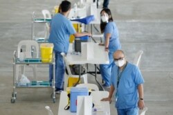 Para naked menunggu vaksinasi COVID-19 di Marikina Sports Center, Marikina City, Metro Manila, Filipina, 2 Maret 2021. (REUTERS/Lisa Marie David)