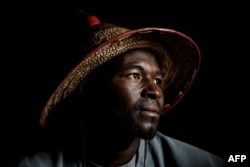 Le 16 avril 2019, Isa Ibrahim, berger des Fulani âgé de 30 ans, pose pour un portrait devant sa maison dans la réserve de Kachia Grazing, dans l'État de Kaduna au Nigéria.