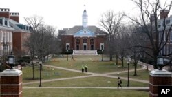 រូបឯកសារ៖ ទិដ្ឋភាព​នៅ​ក្នុង​បរិវេណ​​សាកលវិទ្យាល័យ Johns Hopkins នៅ​ក្រុង Baltimore រដ្ឋ Maryland សហរដ្ឋអាមេរិក ថ្ងៃ​ទី ២៦​ ខែកុម្ភៈ ឆ្នាំ២០១៩។