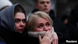 Дніпряни на місці пошуково-рятувальної операції внаслідок російського ракетного удару по житловому будинку. 15 січня 2023. REUTERS/Clodagh Kilcoyne