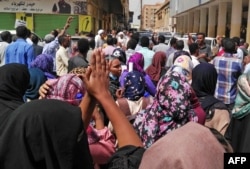 Para pengunjuk rasa Sudan berpartisipasi dalam demonstrasi anti-pemerintah di Khartoum, 14 Februari 2019.