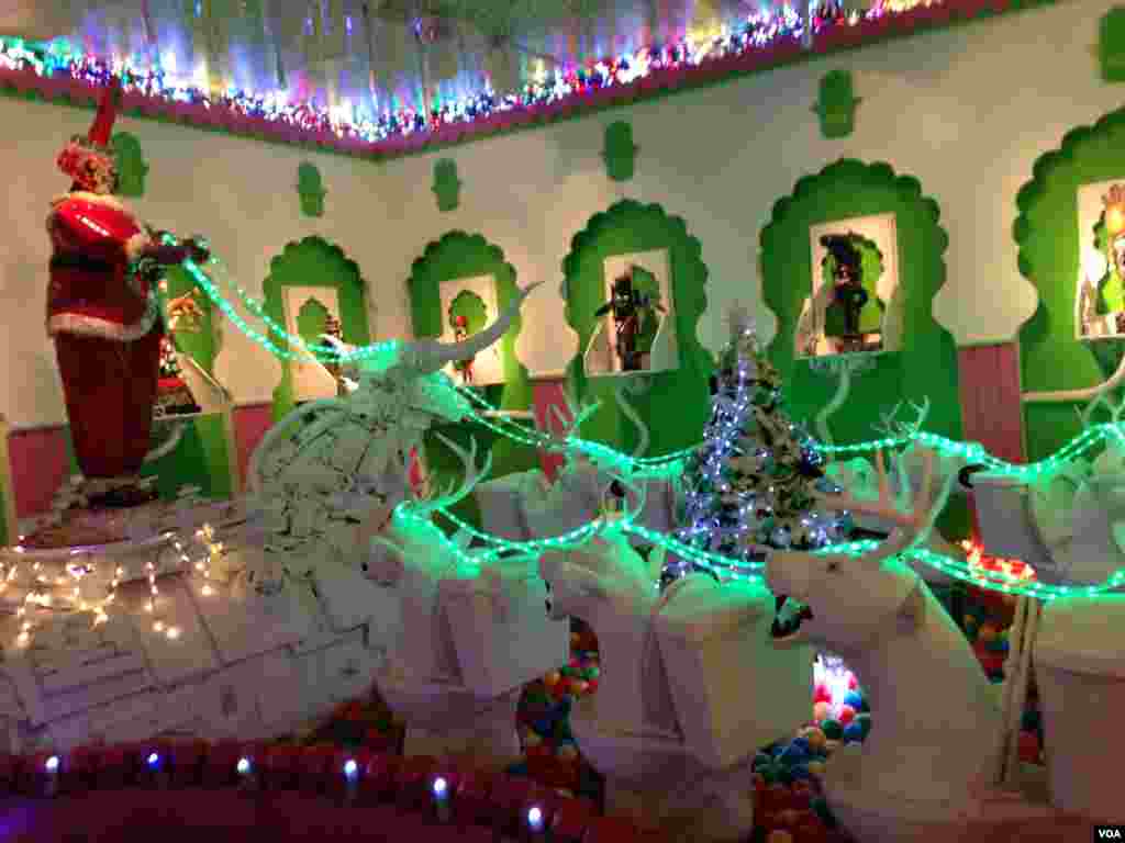 &quot;Have Yourself a Happy Little Robotmas&quot;&nbsp;by Kenny Irwin Jr. at the &quot;Human, Soul and Machine: The Coming Singularity&quot; exhibit at the American Visionary Art Museum in Baltimore, Maryland. (Julie Taboh/VOA)