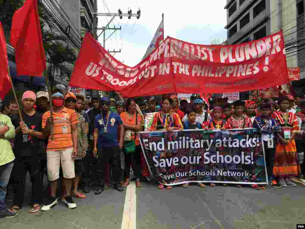 &nbsp;ពលរដ្ឋ​ហ្វីលីពីន​ធ្វើ​បាតុកម្ម​នៅ​មុខ​ស្ថានទូត​ស.រ.អា.​នៅរដ្ឋធានី​ម៉ានីល ប្រឆាំង​នឹង​ទស្សនកិច្ច​លើកទីមួយ​របស់​លោក​ប្រធានាធិបតី​​ស.រ.អា.​ Donald Trump មក​កាន់​ប្រទេស​ហ្វីលីពីន​ដើម្បី​ចូលរួម​ក្នុងកិច្ច​ប្រជុំកំពូល​អាស៊ាន​លើក​ទី​៣១និង​កិច្ច​ប្រជុំ​អាស៊ាន​អាមេរិក កាលពីថ្ងៃទី​១០ វិច្ឆិកា ២០១៧ ​ពីរ​​ថ្ងៃមុន​នឹង​ការ​មកដល់​របស់​លោក។