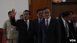 Hun Sen and Sam Rainsy meet for the first time after election on Sept 14, 2013. (Photo by Heng Reaksmey VOA Khmer)