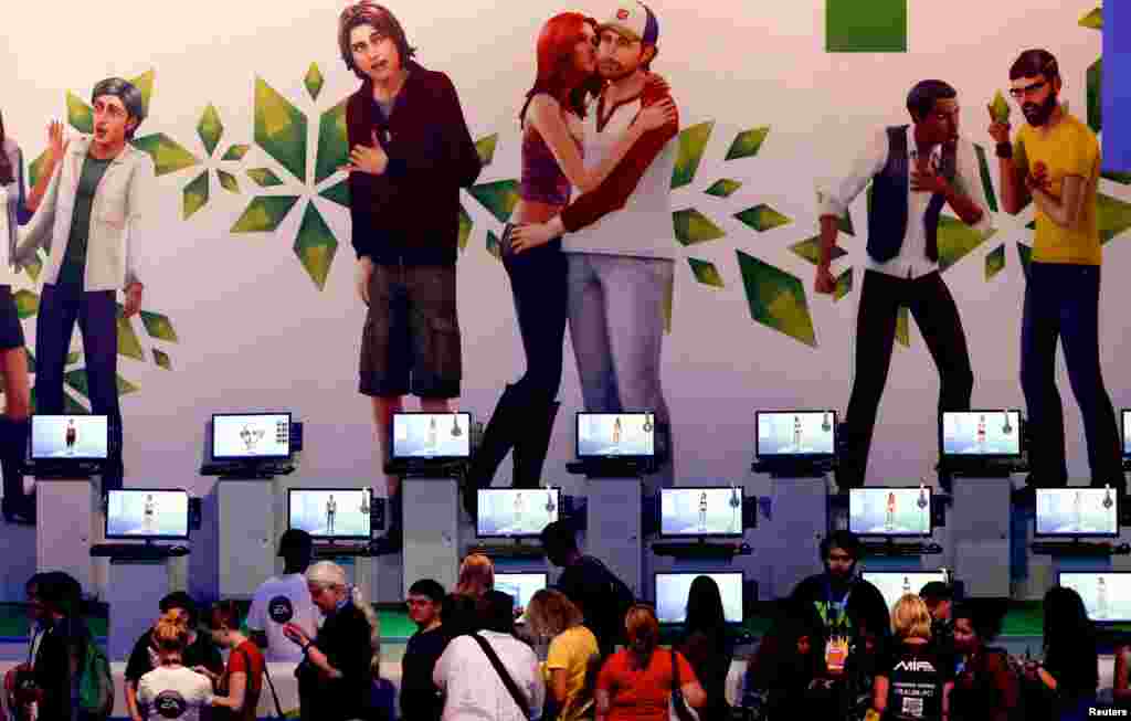 Para pengunjung memainkan &quot;Sims 4&quot; di&nbsp; salah satu stand pameran elektronik dalam acara Gamescom 2013 di Cologne, Germany.