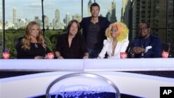 Pembawa acara "American Idol" Ryan Seacrest (tengah) bersama para juri, dari kiri ke kanan, Mariah Carey, Keith Urban, Nicki Minaj dan Randy Jackson. (AP/Michael Becker)