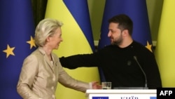 Presiden Komisi Eropa Ursula von der Leyen (kiri) dan Presiden Ukraina Volodymyr Zelenskyy memberi konferensi pers menyusul pembicaraan bilateral di Kyiv, di tengah invasi Rusia ke Ukraina, Sabtu, 4 November 2023. (Foto: Anatolii Stepanov /AFP)