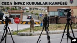Kamera-kamera televisi dari berbagai media berjajar di seberang kompleks tahanan di Aliaga, Provinsi Izmir, bagian barat Turkey, tempat persidangan Pendeta Andrew Craig Brunson, 16 April 2018. 