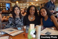 នាង Moki Evans (កណ្តាល) និងកូនស្រី​ទាំងពីរនាក់របស់នាង។ (រូបថតផ្តល់ឲ្យ​ដោយ Moki Evans)