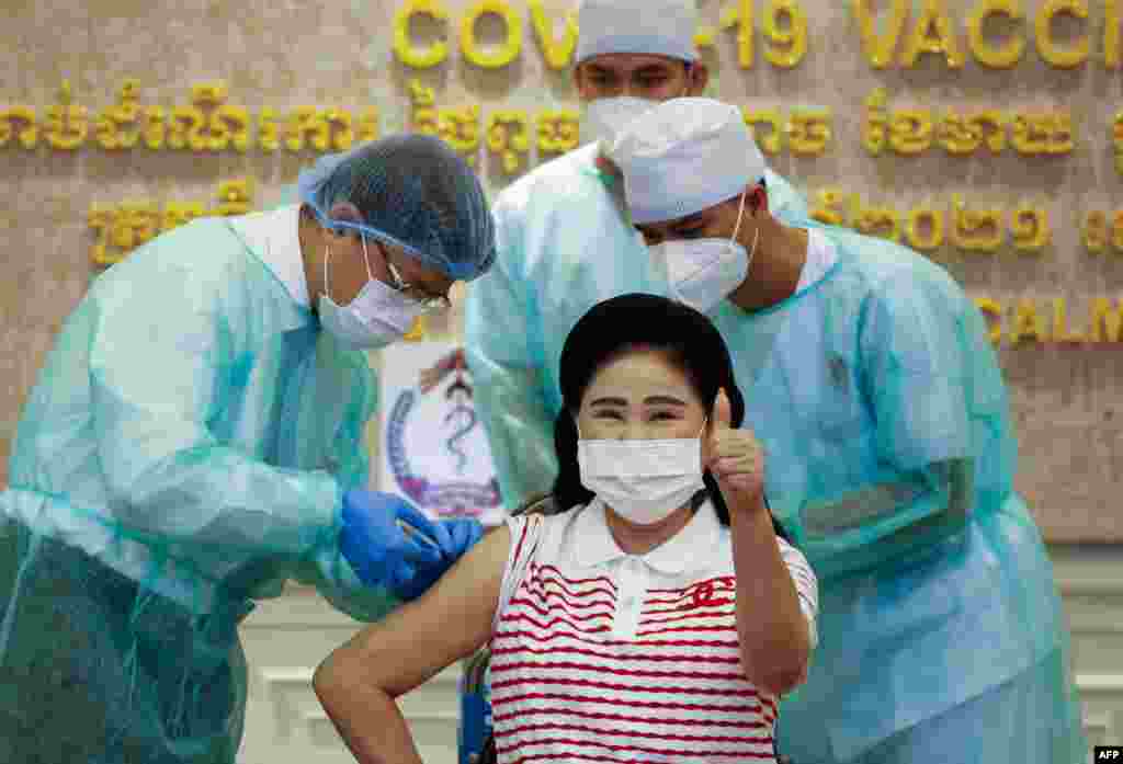 លោកស្រី ប៊ុន រ៉ានី ហ៊ុនសែន ភរិយារបស់លោកនាយករដ្ឋមន្ត្រី ហ៊ុន សែន លើកមេដៃបង្ហាញអ្នកសារព័ត៌មាន ខណៈលោកស្រីទទួលចាក់វ៉ាក់សាំងបង្ការជំងឺកូវីដ១៩ របស់ក្រុមហ៊ុន AstraZeneca នៅមន្ទីរពេទ្យកាល់ម៉ែត្រ រាជធានីភ្នំពេញ ថ្ងៃទី៤ ខែមីនា ឆ្នាំ២០២១។