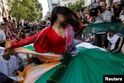 میکائیل علیزاده در یک تجمع اعتراضی در استانبول - ۴ اکتبر ۲۰۲۲