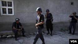 Militer Kirgizstan mengamankan situasi di kota Osh akibat kekerasan terhadap etnis Uzbek (foto: Juni 2010).