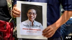 រូបឯកសារ៖ បាតុករ​ម្នាក់​នៅ​ខាងក្រៅ​ស្ថានទូត​ខ្មែរ​ក្នុង​ទីក្រុង​បាងកក នៅ​ថ្ងៃទី ៨ ខែមិថុនា ឆ្នាំ ២០២០ កាន់​រូប​សកម្មជន​ថៃ​លោកWanchalearm Satsaksit ដែល​ត្រូវ​បានចាប់​ពង្រត់។