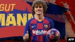 Le nouvel attaquant français de Barcelone Antoine Griezmann pose lors de sa présentation officielle par le club de football espagnol au Camp Nou à Barcelone le 14 juillet 2019.