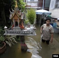 Warga di Bangkok harus berjuang mengatasi banjir terparah yang terjadi di Asia Tenggara dalam beberapa puluh tahun terakhir.