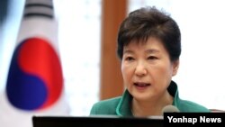 박근혜 한국 대통령이 22일 청와대에서 열린 수석비서관회의에서 발언하고 있다.