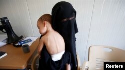 Warga negara asing yang menjadi Istri kombatan ISIS di kamp Al-Alil di selatan Mosul, Irak, 13 September 2017. (Foto: Reuters)