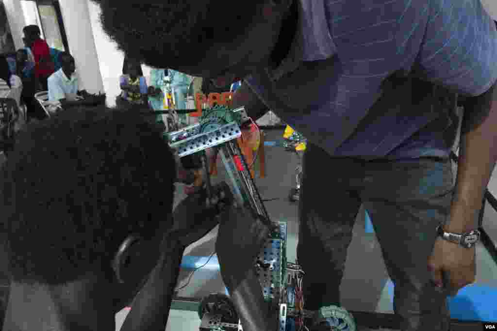 Students test at their robot at the 2017 Pan-African Robotics Competition in Dakar, Senegal, May 19, 2017. (R. Shryock/VOA)