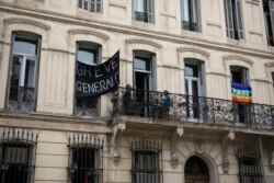 Sebuah spanduk menyerukan "aksi mogok massal" memperingati Hari Buruh, dipasang di sebuah balkon di Marseille, Perancis selatan, Jumat, 1 Mei 2020.