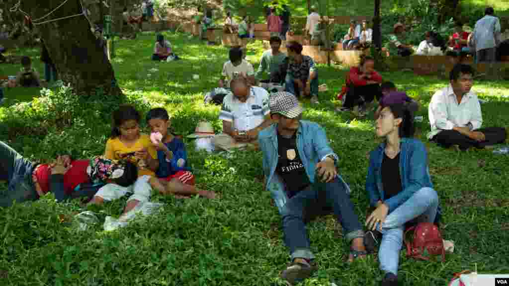 ប្រជាជន​ខ្មែរ​អង្គុយ​លើ​ស្មៅនៅ​​រមណីយដ្ឋាន​វត្តភ្នំ អំឡុង​កម្មវិធីសង្រ្កាន្ត​វត្ត​ភ្នំដើម្បី​​អបអរ​ពិធី​បុណ្យ​ចូល​ឆ្នាំ​ប្រពៃណី​ខ្មែរ​នៅ​ក្នុង​ថ្ងៃទីពីរ កាលពី​ថ្ងៃទី​១៥ ខែមេសា ឆ្នាំ២០១៩ ក្នុង​រាជធានី​ភ្នំពេញ ប្រទេស​កម្ពុជា។(ទុំ ម្លិះ/VOA)