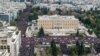 Ribuan orang berunjuk rasa di depan gedung parlemen di Athena, Yunani, menandai dua tahun bencana kereta api terburuk di negara itu, sementara penyelidikan masih berlangsung, 28 Februari 2025. (Eurokinissi via Reuters)