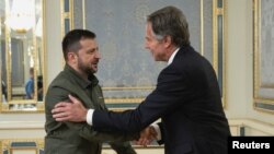 토니 블링컨(오른쪽) 미 국무장관이 6일 우크라이나 수도 크이우(러시아명 키예프)를 방문해 볼로디미르 젤렌스키 대통령과 회동하고 있다. 