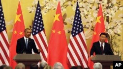 美国总统奥巴马（左）和中国国家主席习近平在北京人大会堂举行记者会 （2014年11月12日）