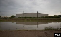 McAllen’s U.S. Border Patrol Processing Center, known by locals as “Ursula,” is a short stroll from Ramon Montoya’s home. Inside, more than 1,000 migrant parents and children were held and later routinely separated since early May. (A. Barros/VOA)