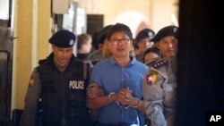 អ្នកកាសែត Reuters លោក ​Wa Lone ត្រូវ​បាន​បញ្ជូន​ទៅ​កាន់​តុលាការ​កាលពី​ថ្ងៃពុធទី​១០ មករា ២០១៨។