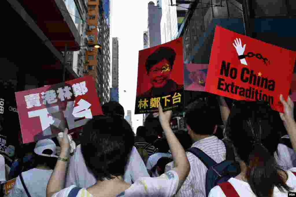 6-9香港反送中大游行参与者高举标语 (美国之音汤惠芸拍摄)