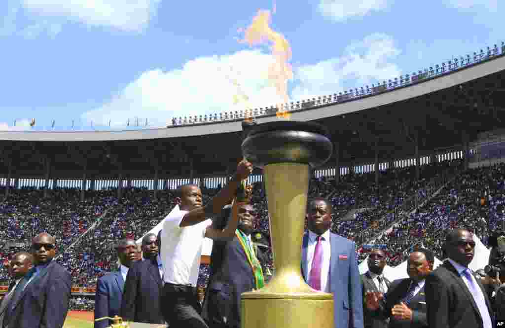 Shugaba Robert Mugabe a lokacin da yake kunna fitila a bikin cikar kasar shekaru 37 da samun &#39;yancin kai&nbsp;