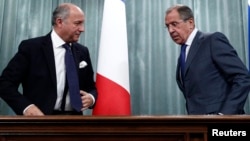 Menlu Rusia Sergei Lavrov (kanan) melakukan konferensi pers bersama dengan Menlu Perancis Laurent Fabius di Moskow, Selasa (17/9). 