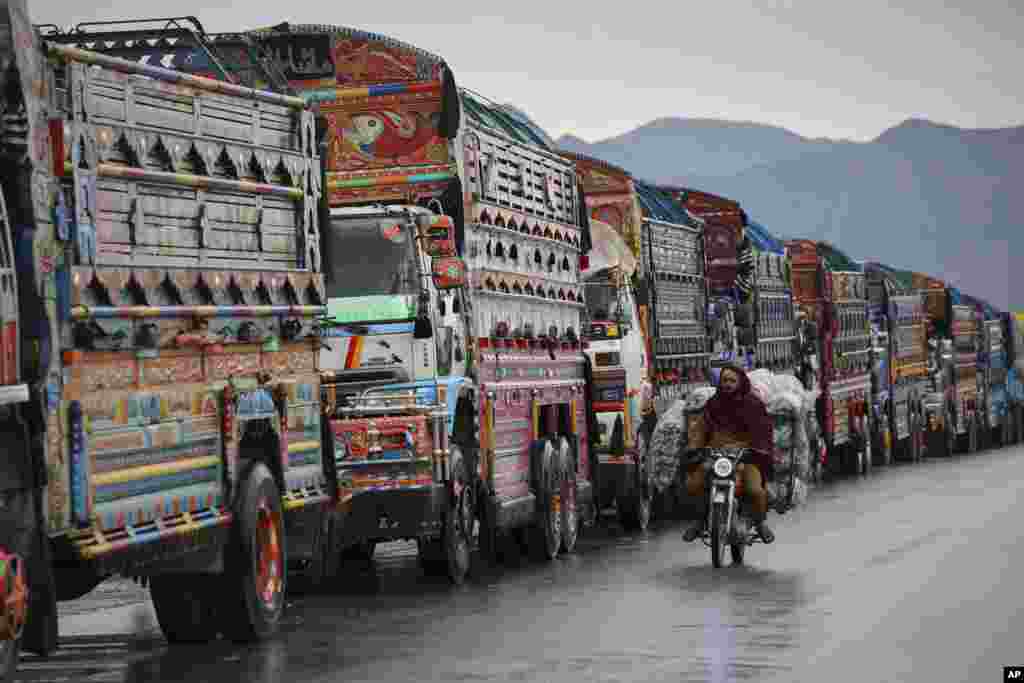 تاجران افغان و پاکستانی می&zwnj;گویند که انسداد گذرگاه تورخم وارد هفتمین روز خود شد و در حال حاضر حدود ۵۰۰۰ موتر باربری در دو طرف این مرز گیر مانده اند.