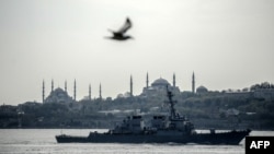 Kapal perang AS, USS Donald Cook, berlayar melalui Bosporus di Istanbul. Turki. Ankara akan menerapkan sebuah konvensi internasional yang memungkinkan Turki menutup Selat Bosporus yang strategis bagi kapal-kapal tempur milik “negara-negara yang berperang.” (Foto: AFP)